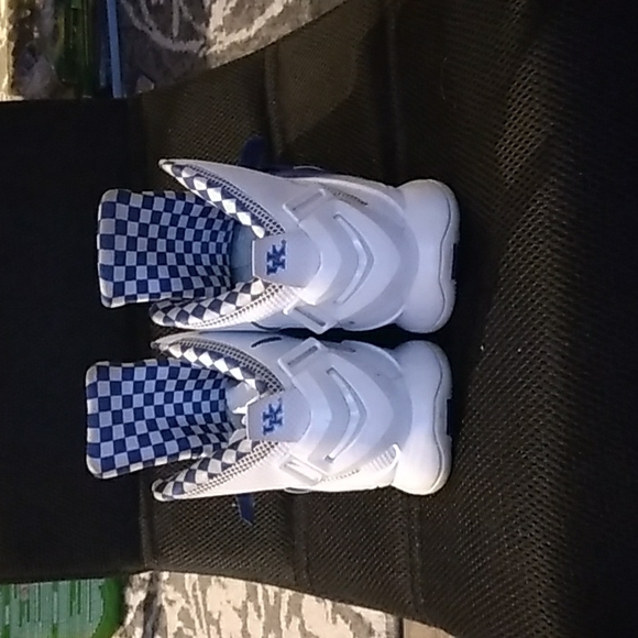 Kentucky Wildcats - LeBron James - Picture 3 of 4